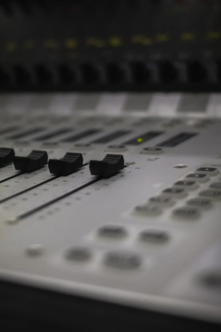 Detalle de los faders de una mesa de mezclas