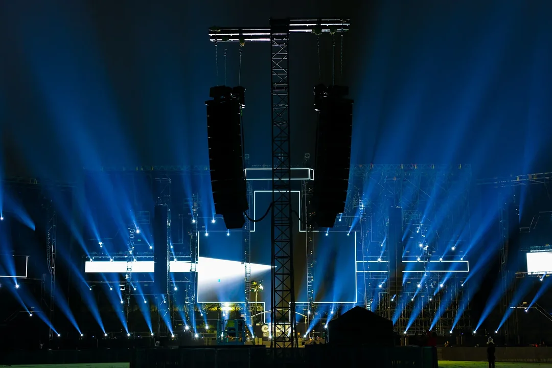 Escenario de concierto con el sistema de sonido colgado