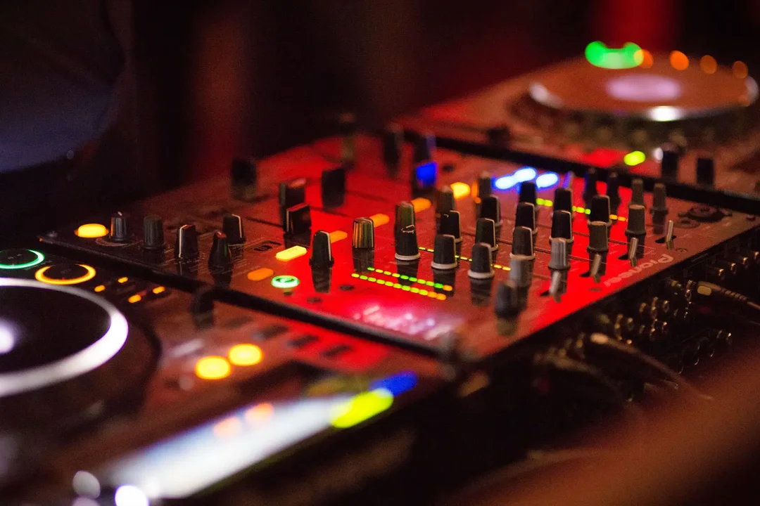 Cabina de DJ durante una sesión