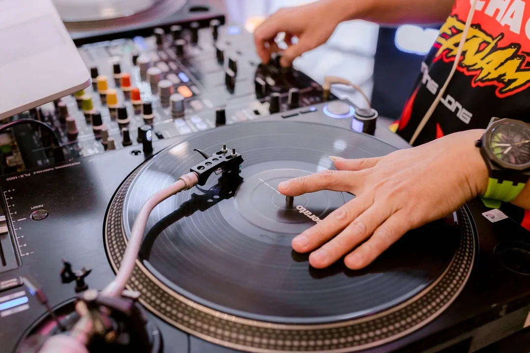 Mano sobre el vinilo durante un scratch
