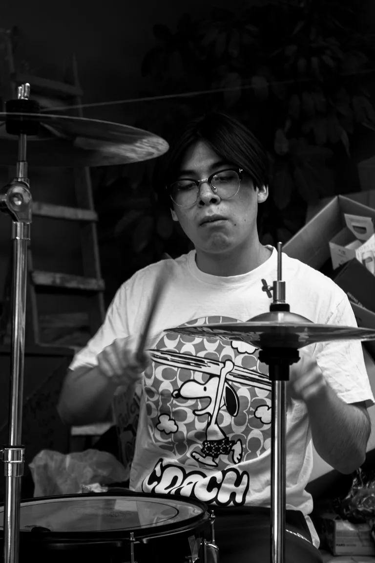 Batería practicando sobre su instrumento