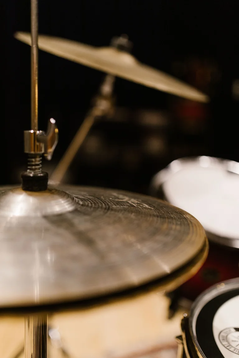 Batería de jazz vista desde el lado del ride