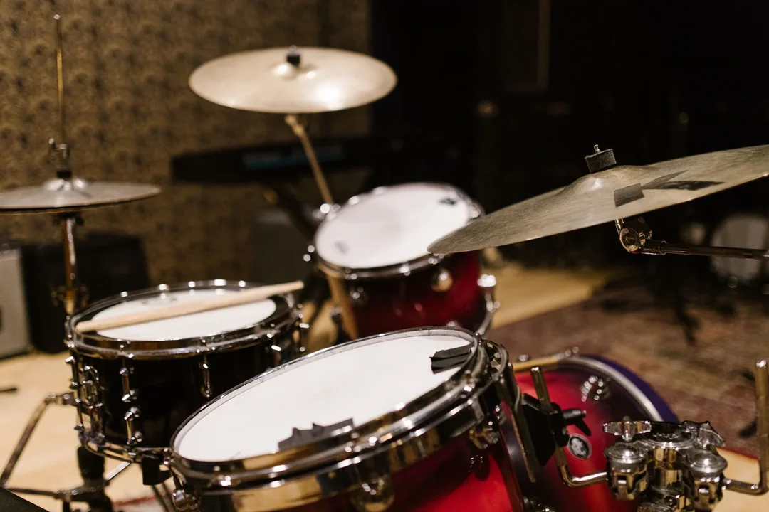 Bateria tocando una bateria acustica