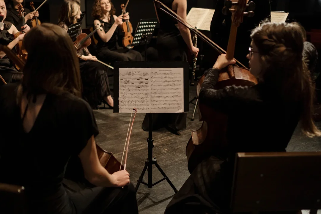 Ensemble interpretando repertorio sobre el escenario
