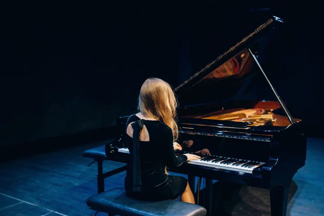 Pianista interpretando al teclado