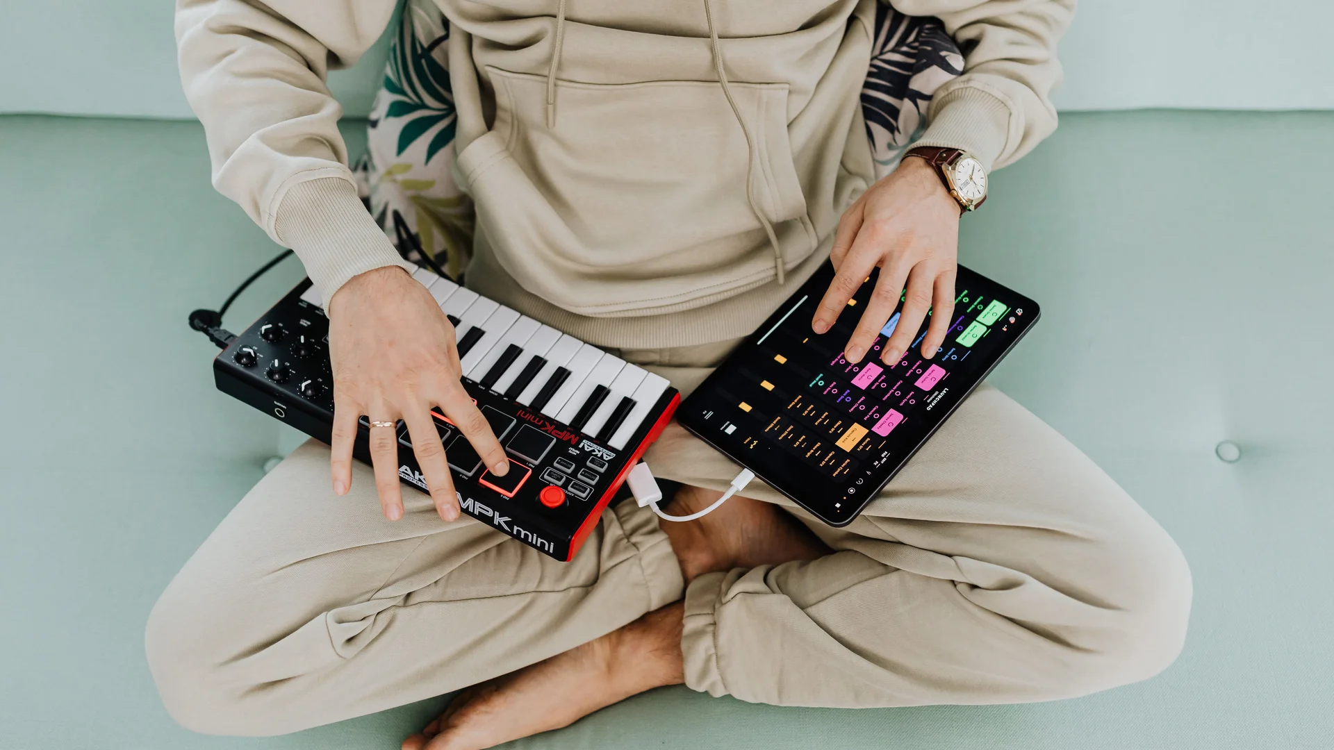 Teclado MIDI frente a la pantalla de producción