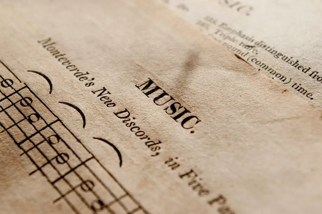Partitura antigua sobre la mesa