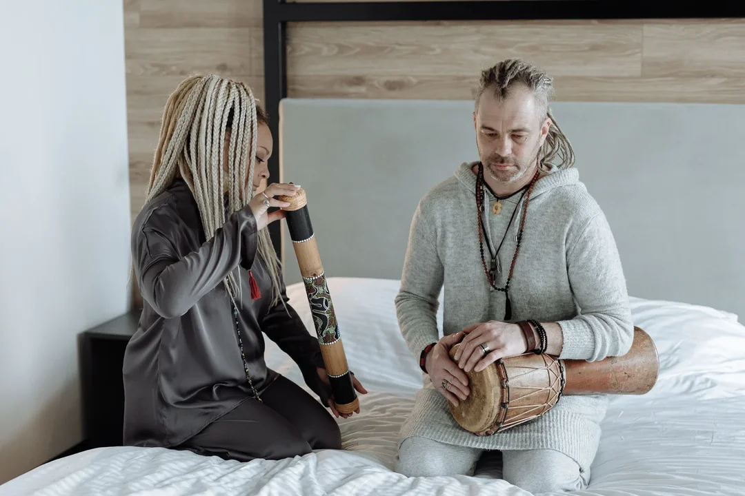 Sesión grupal de musicoterapia con instrumentos